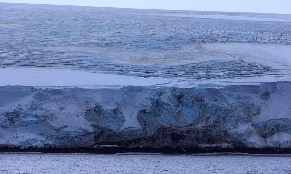 Năm 1772, thuyền trưởng James Cook xuất phát từ Nam Phi để đi tìm hòn đảo theo tọa độ mà ông Bouvet đánh dấu, tức tọa độ 54°S, 11°E. Ông không tìm thấy gì và cho rằng Bouvet đã nhìn nhầm một đỉnh băng thành hòn đảo nên từ bỏ cuộc tìm kiếm. (Nguồn: iVIVU.com)