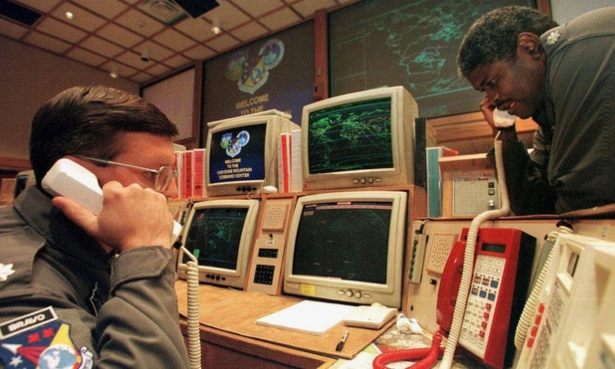 3. Sự cố Y2K: trước năm 2000, đã có những dự đoán sai trong lĩnh vực máy tính và công nghệ thông tin. Các chuyên gia máy tính nhận ra rằng trên các phần mềm số năm luôn được hiển thị dưới dạng 2 chữ số (ví dụ năm 1998 sẽ được hiển thị là ’98). (Nguồn: Zing)