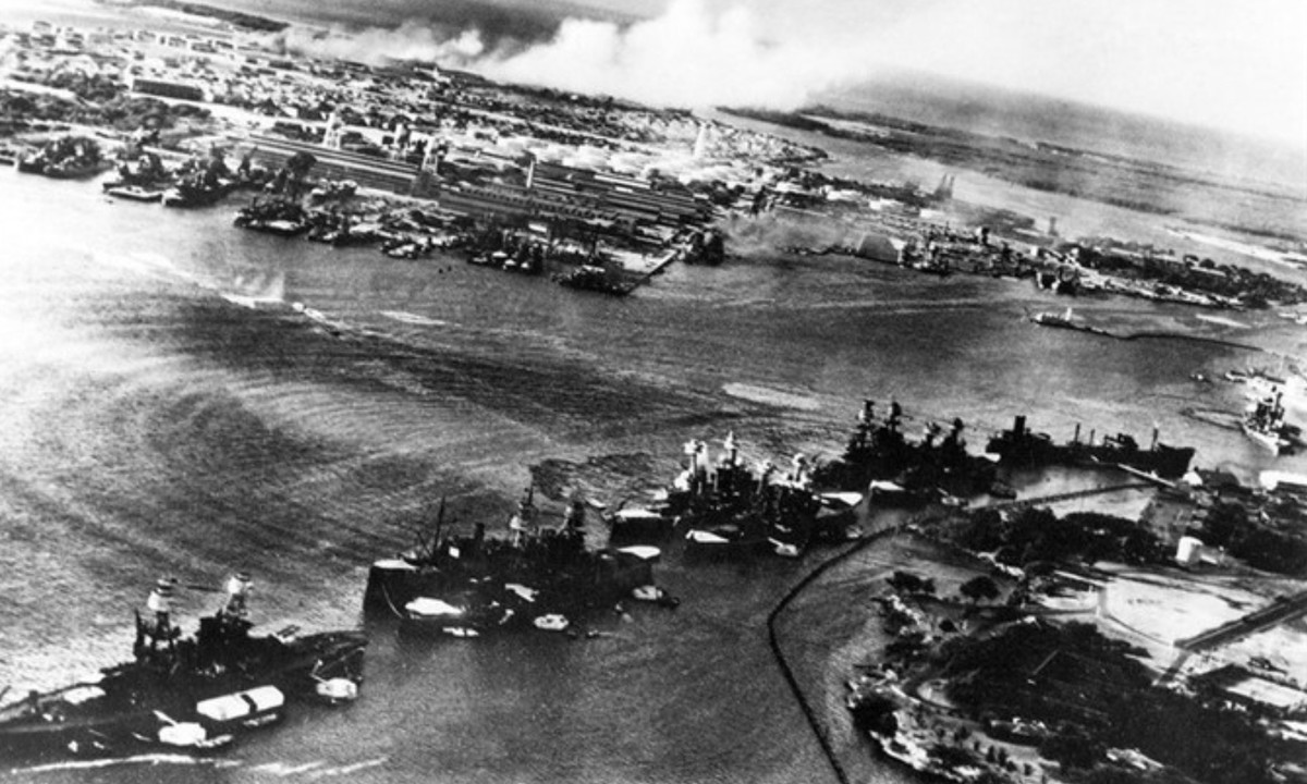 Đó là thời điểm 3 ngày trước khi trận Trân Châu Cảng nổi tiếng diễn ra.Trận chiến đã phá hủy 8 tàu chiến và 188 máy bay chiến đấu Mỹ đồng thời gây thương vong cho 2042 binh sĩ Mỹ. Tổng thống Roosevelt đau xót nhận định về ngày 7/12/1941 là “Ngày đánh dấu sự ô nhục của nước Mỹ.” (Nguồn: Doanh Nghiệp)