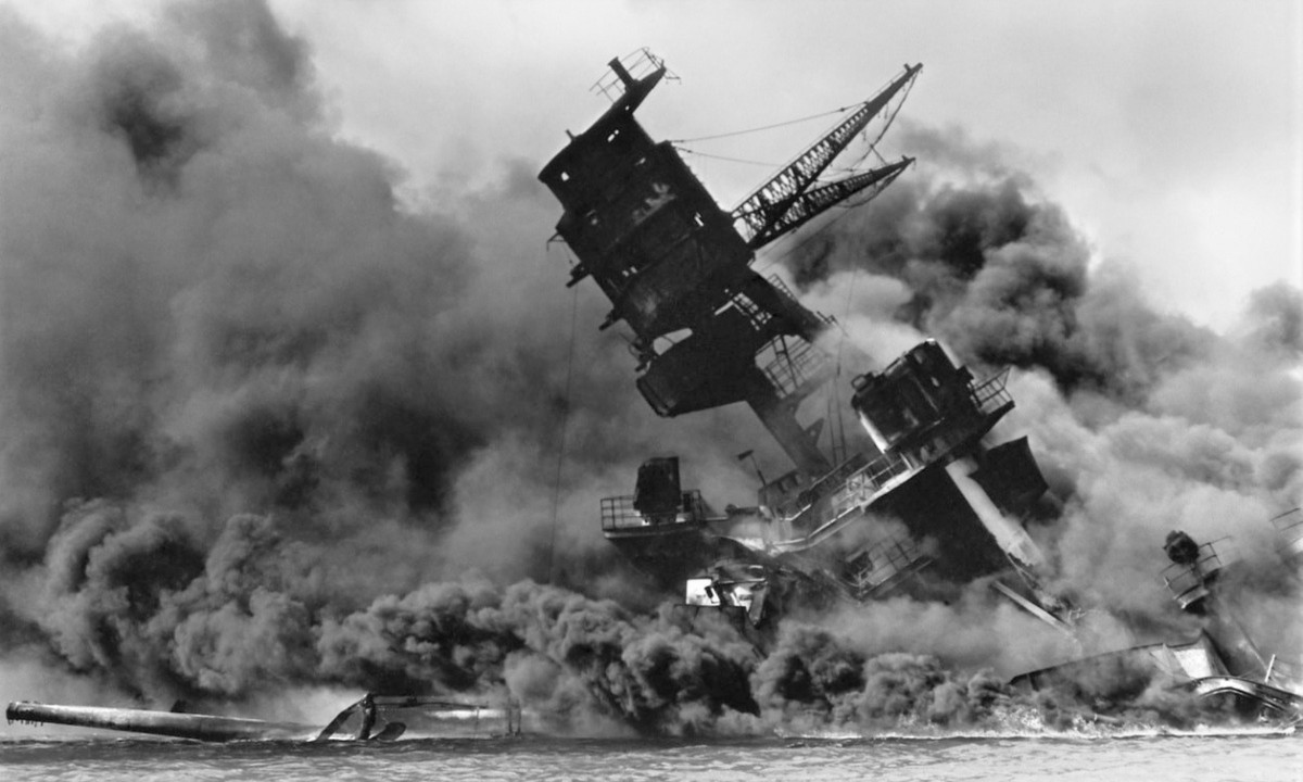 5. Trân Châu Cảng: bất kỳ cuộc tấn công nào vào hạm đội Hải quân Mỹ đều là một cú shock lớn với người Mỹ. Tổng Thư ký Hải quân Mỹ Frank Knox phát biểu trấn an mọi người vào ngày 4/12/1941 rằng: “Dù có bất kỳ chuyện gì xảy ra với nước Mỹ, Hải quân Mỹ sẽ luôn sẵn sàng chiến đấu và chiến thắng”. (Nguồn: VOV.VN)