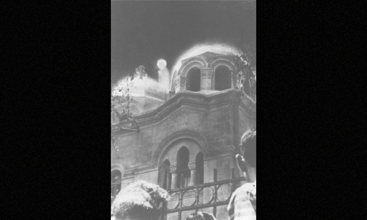 4. Đức Mẹ Đồng trinh Mary: Một bức ảnh chụp lại cảnh những người dân Ai Cập tại Cairo năm 1988 nhìn thấy Đức Mẹ Đồng Trinh. Họ trông thấy hình bóng chói lòa của một người phụ nữ nghi là Đức Mẹ trên mái nhà thờ. (Nguồn: wikipedia.org) 