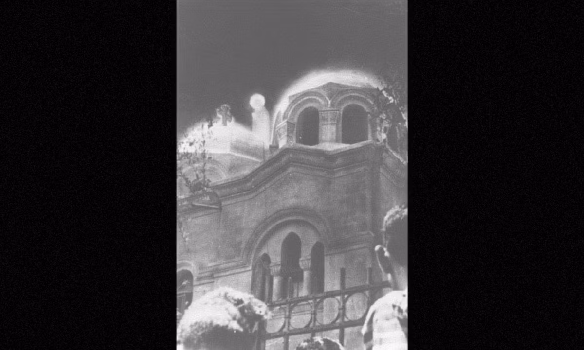 4. Đức Mẹ Đồng trinh Mary: Một bức ảnh chụp lại cảnh những người dân Ai Cập tại Cairo năm 1988 nhìn thấy Đức Mẹ Đồng Trinh. Họ trông thấy hình bóng chói lòa của một người phụ nữ nghi là Đức Mẹ trên mái nhà thờ. (Nguồn: wikipedia.org) 