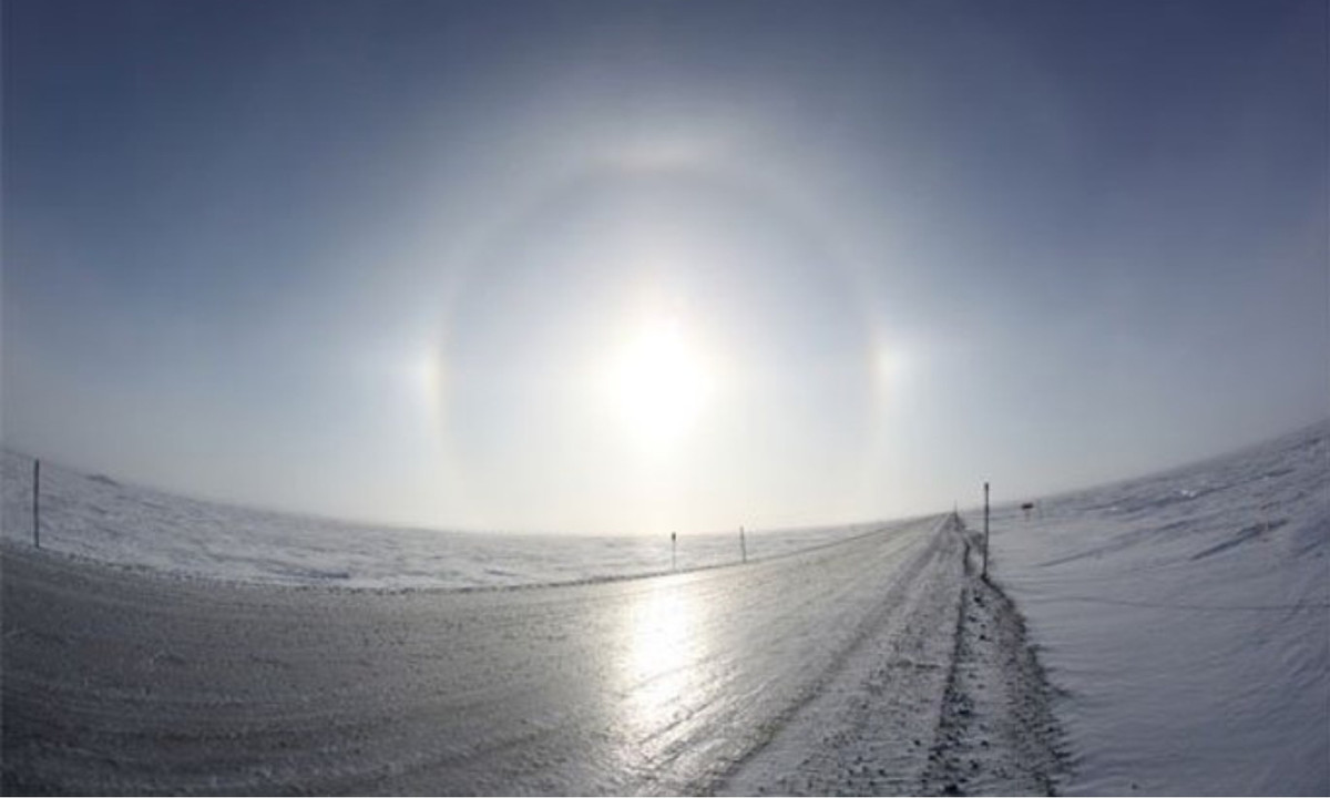 9. Sự kiện mặt trời 1917: Đức Mẹ Đồng Trinh Mary đã báo hiệu cho những đứa trẻ chăn cừu ở Fatima rằng sẽ có sự kiện kỳ lạ ngày 13/10. Hiện tượng này được đăng tải lên báo đài khi mặt trời xuất hiện dưới dạng một cái đĩa, và quay thẳng theo kiểu hình xoắn ốc về phía trái đất. Đến năm 1930, hội nhà thờ đã chính thức công nhận đây là một hiện tượng linh thiêng. (Nguồn: DanViet)