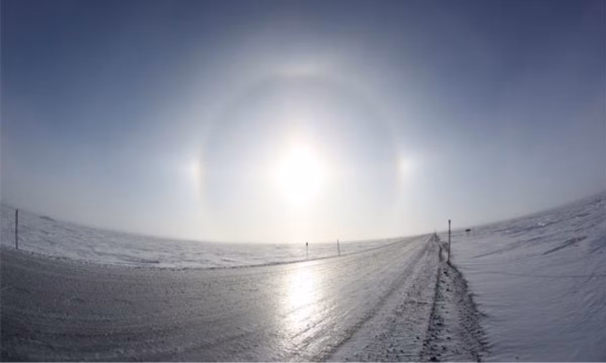 9. Sự kiện mặt trời 1917: Đức Mẹ Đồng Trinh Mary đã báo hiệu cho những đứa trẻ chăn cừu ở Fatima rằng sẽ có sự kiện kỳ lạ ngày 13/10. Hiện tượng này được đăng tải lên báo đài khi mặt trời xuất hiện dưới dạng một cái đĩa, và quay thẳng theo kiểu hình xoắn ốc về phía trái đất. Đến năm 1930, hội nhà thờ đã chính thức công nhận đây là một hiện tượng linh thiêng. (Nguồn: DanViet)