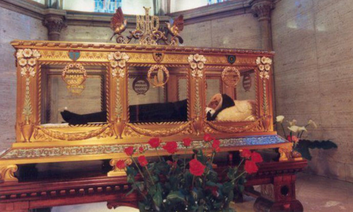 3. Cơ thể vẹn nguyên của Thánh: cho tới nay, chưa ai có thể lý giải hiện tượng xác chết của các vị thánh không bị thối rữa mà tỏa mùi hương cây cỏ. Năm 1909, một vị giám mục đã khai quật xác của Thánh Bernadette Soubirous, mất năm 1879 phát hiện rằng cơ thể của vị thánh này hoàn toàn không bị thối rữa. (Nguồn: DanViet) 