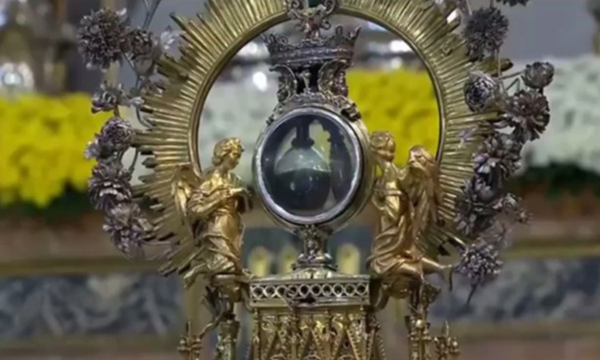 7. Lọ máu thần: Nhà thờ Napoli (Ý) có cất giấu một lọ máu từ thời thánh Januarius. Vào ba ngày tưởng niệm về cuộc đời của thánh Januarius: 19/9, 16/12 và ngày thứ bảy trước ngày chủ nhật đầu tiên của tháng 5, máu trong lọ tự chuyển từ khô thành chất lỏng. (Nguồn: DanViet)