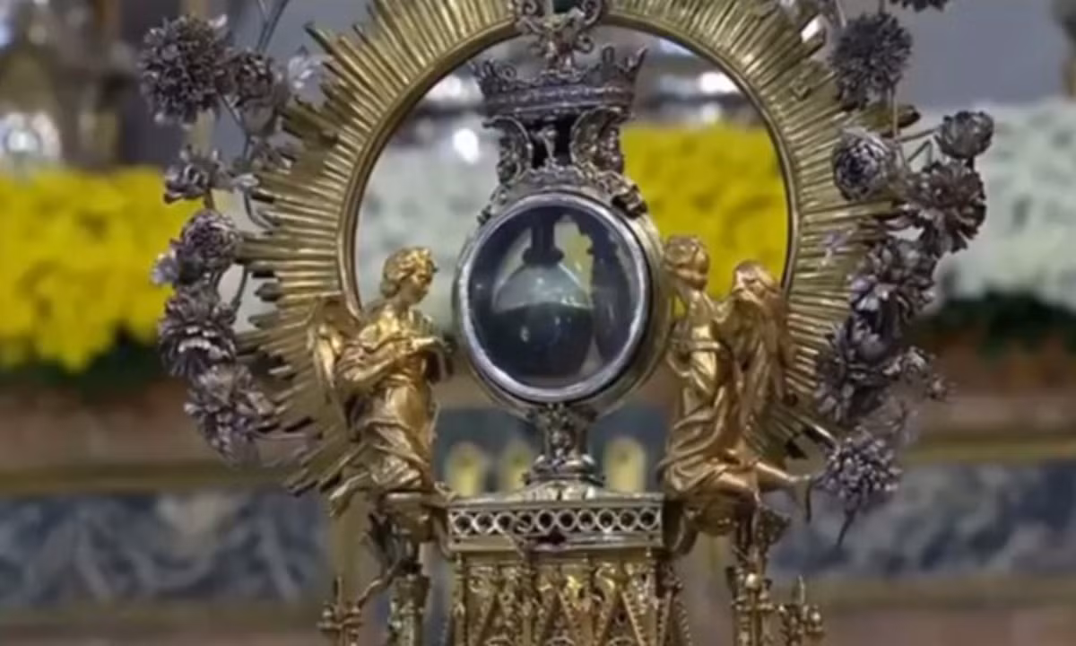 7. Lọ máu thần: Nhà thờ Napoli (Ý) có cất giấu một lọ máu từ thời thánh Januarius. Vào ba ngày tưởng niệm về cuộc đời của thánh Januarius: 19/9, 16/12 và ngày thứ bảy trước ngày chủ nhật đầu tiên của tháng 5, máu trong lọ tự chuyển từ khô thành chất lỏng. (Nguồn: DanViet)