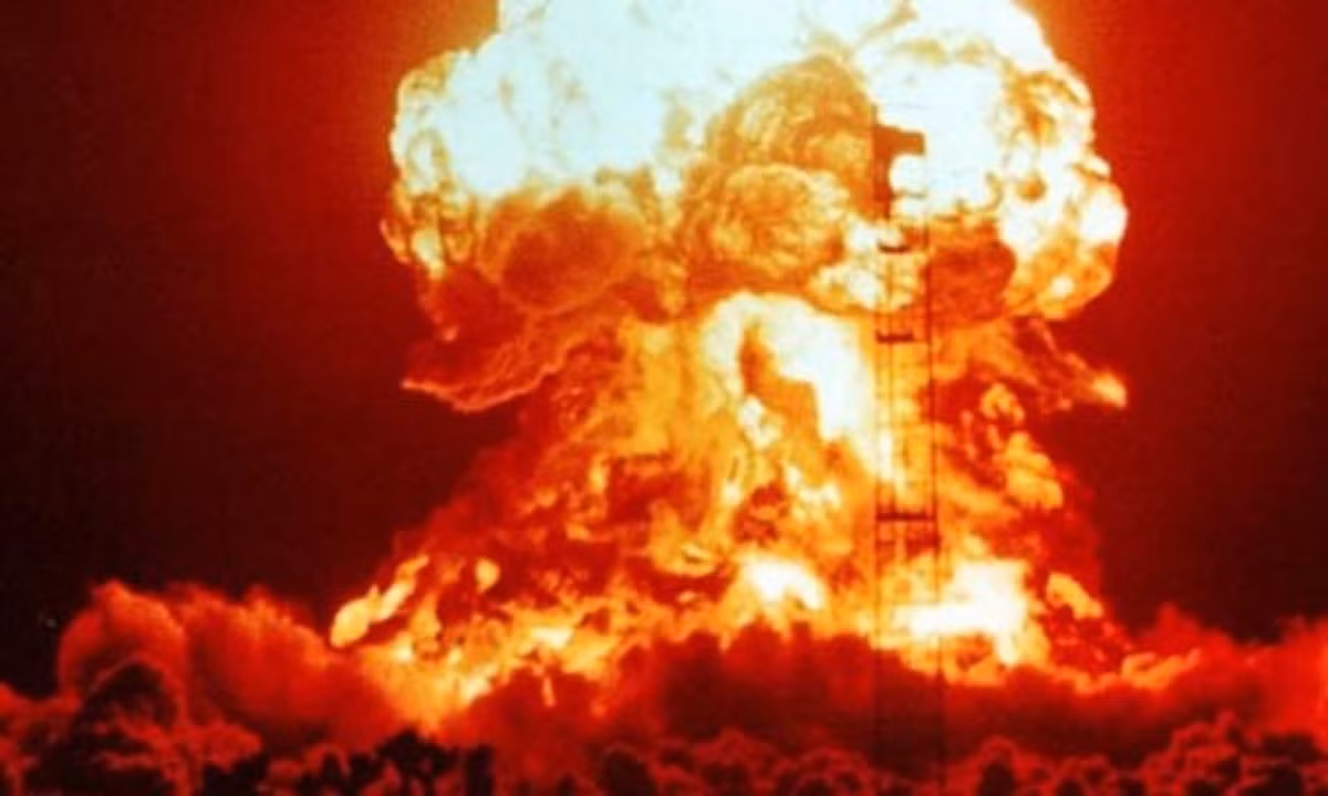 Trong cuốn tiểu thuyết “The World Set Free” (tạm dịch Thế giới tự do) công bố năm 1914, H.G. Wells đã tiên đoán một quả bom nguyên tử sẽ phá hủy thành phố trong tương lai. 18 năm sau, một quả bom nguyên tử đã được phóng nằm trong Dự án Manhattan. (Nguồn: amacad.org)