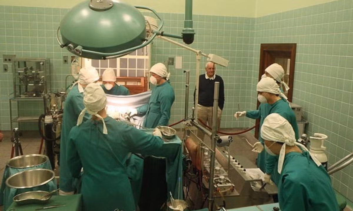 Vào năm 1660, triết gia người Ireland Robert Boyle đã đưa ra nhiều lời tiên tri về tương lai, trong đó có việc “con người sẽ có cách chữa trị bệnh tật thật hữu hiệu bằng việc cấy ghép nội tạng”. Vào thời kỳ tiền Khai sáng, lời tiên tri của triết gia Robert được cho là điên rồ nhưng hiện tại đã chứng minh điều đó hoàn toàn chính xác. (Nguồn: KhoaHoc.tv) 