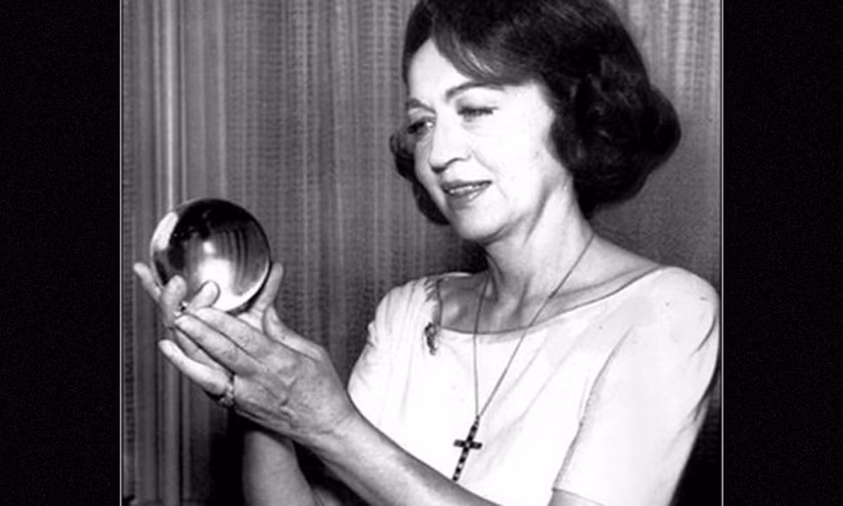 Nhà chiêm tinh học Jeane Dixon nổi tiếng thế giới khi đưa ra lời tiên tri chính xác về vụ mưu sát Tổng thống Mỹ John F. Kennedy. (Nguồn: KhoaHoc.tv) 