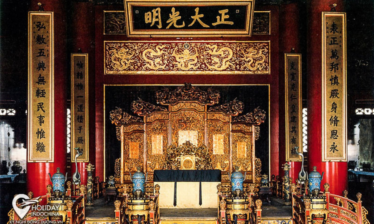 Cũng không ít người cho rằng họ nhận phải lời nguyền từ chiếc ghế rồng khi ngồi lên. Cho tới nay các ý kiến trái chiều vẫn liên tục nổ ra và đều không có kiểm chứng, càng làm tăng thêm sự bí ẩn xoay quanh chiếc ngai vàng này. (Nguồn: alongwalker.co)