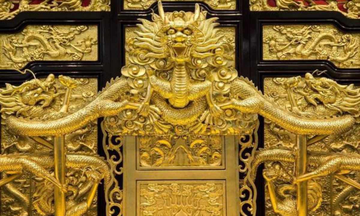 Người thứ ba mất mạng sau khi ngồi lên chiếc ghế này là thủ lĩnh đứng đầu Liên quân 8 nước Waldersee. Khi liên quân tám nước vào xâm chiếm Trung Quốc, Waldersee cũng muốn thử cảm giác được ngồi trên ngai vàng và trở thành hoàng đế. Tuy nhiên không lâu sau đó, người này cũng chết một cách bất minh. (Nguồn: DanViet)