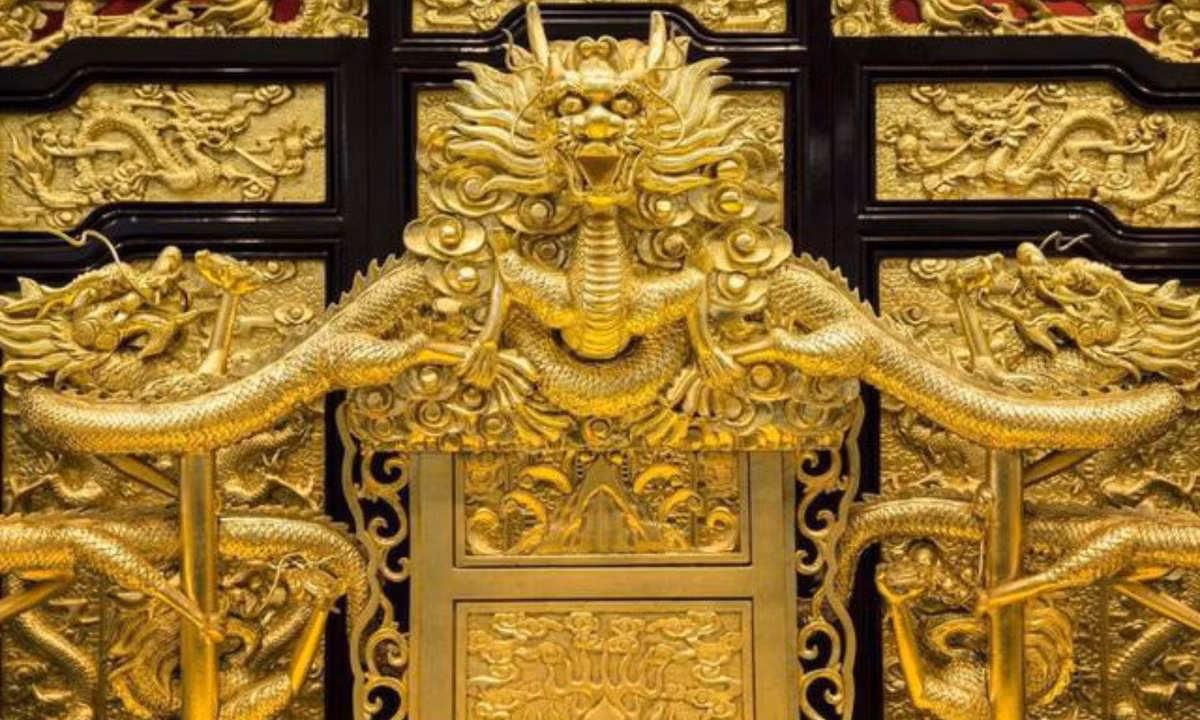 Người thứ ba mất mạng sau khi ngồi lên chiếc ghế này là thủ lĩnh đứng đầu Liên quân 8 nước Waldersee. Khi liên quân tám nước vào xâm chiếm Trung Quốc, Waldersee cũng muốn thử cảm giác được ngồi trên ngai vàng và trở thành hoàng đế. Tuy nhiên không lâu sau đó, người này cũng chết một cách bất minh. (Nguồn: DanViet)