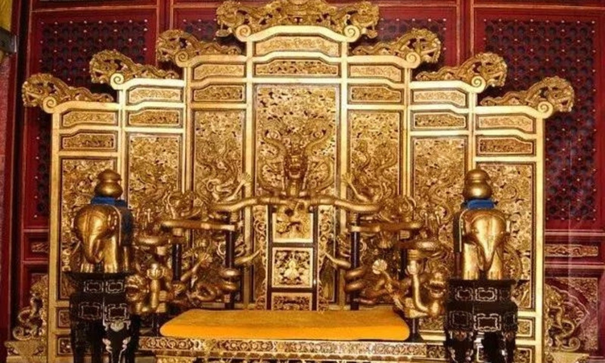 Người thứ hai là Viên Thế Khải. Viên Thế Khải sau khi uy hiếp được hoàng đế nhà Thanh thoái vị, tìm mọi cách đăng cơ làm hoàng đế ( lúc đó gọi là Đại tổng thống lâm thời) nhưng chỉ trong 83 ngày, sau đó cũng chết một cách bí hiểm. (Nguồn: Vietnam Daily)