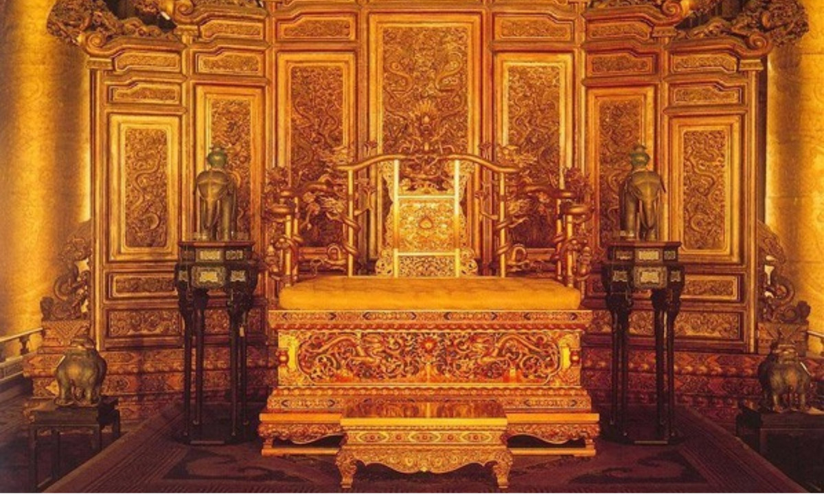 Người đầu tiên là Lý Tự Thành. Người này sau khi lật đổ nhà Minh, chiếm đoạt giang sơn, lên ngôi hoàng đế. Tuy nhiên ông chỉ làm hoàng đế được hơn 40 ngày thì bị Ngô Tam Quế cướp ngôi, đánh đuổi khỏi cung, sau đó chết rất li kỳ. (Nguồn: Yan)