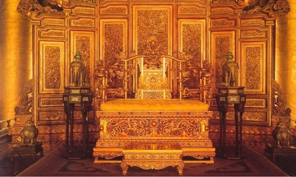 Người đầu tiên là Lý Tự Thành. Người này sau khi lật đổ nhà Minh, chiếm đoạt giang sơn, lên ngôi hoàng đế. Tuy nhiên ông chỉ làm hoàng đế được hơn 40 ngày thì bị Ngô Tam Quế cướp ngôi, đánh đuổi khỏi cung, sau đó chết rất li kỳ. (Nguồn: Yan)