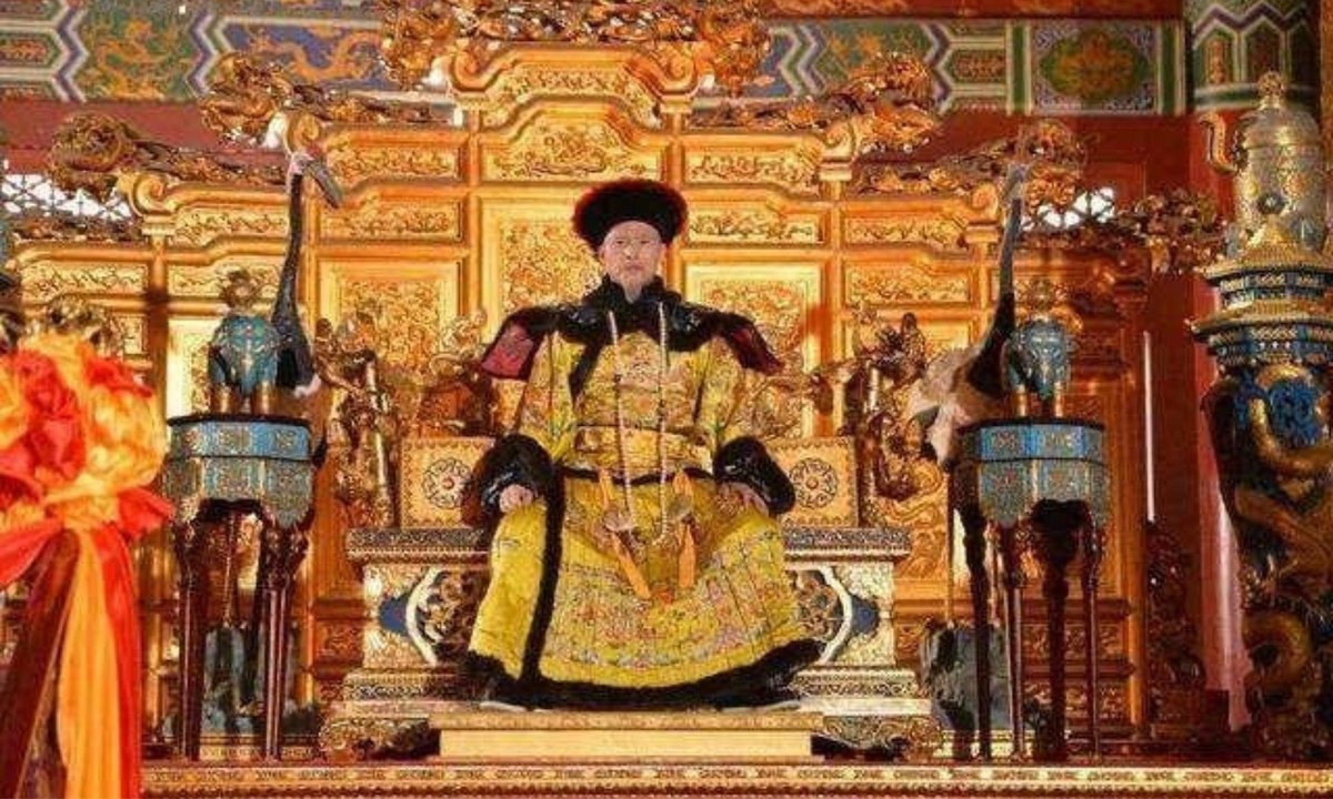 Người ta nói rằng chiếc ghế rồng này rất linh thiêng. Nó chỉ dành cho những người có thân phận cao quý, là bậc Thiên tử chân chính. Những người bình thường khác nếu ngồi lên sẽ gặp kiếp nạn không lường. (Nguồn: Kenh14)