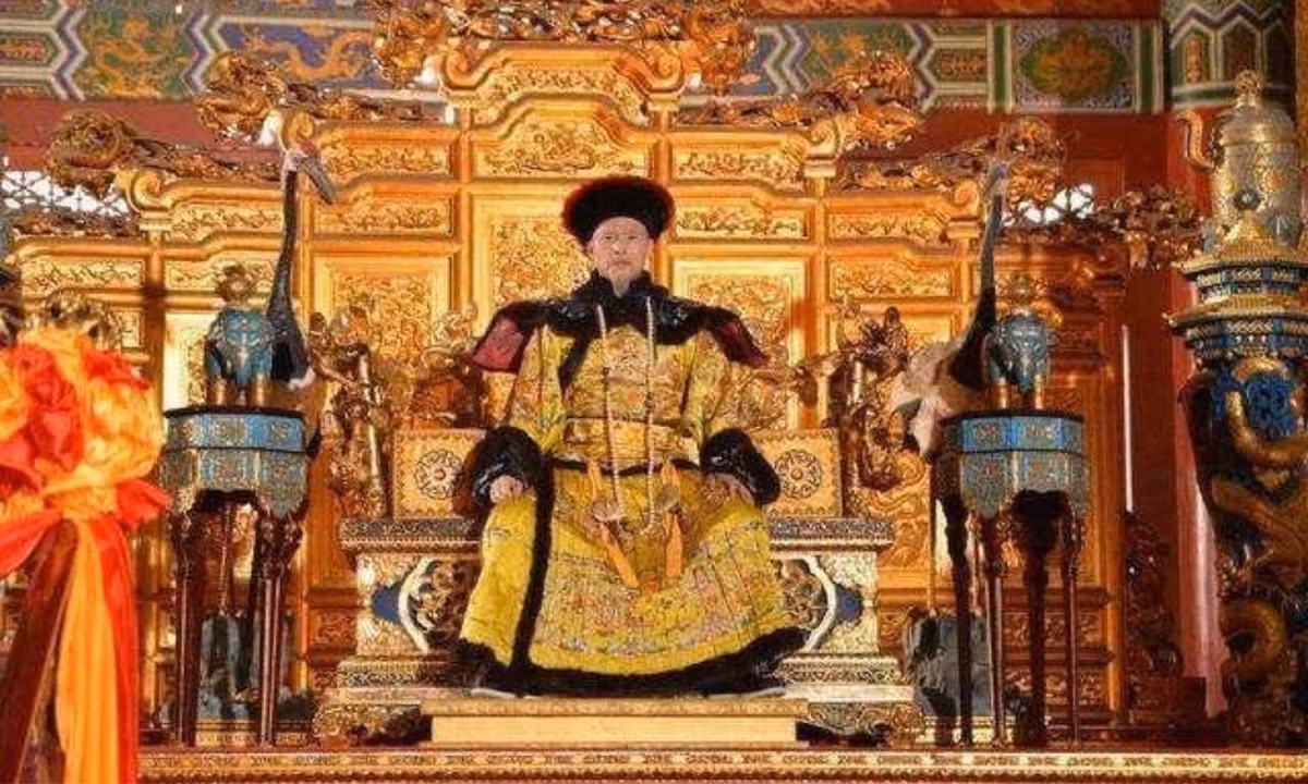 Người ta nói rằng chiếc ghế rồng này rất linh thiêng. Nó chỉ dành cho những người có thân phận cao quý, là bậc Thiên tử chân chính. Những người bình thường khác nếu ngồi lên sẽ gặp kiếp nạn không lường. (Nguồn: Kenh14)