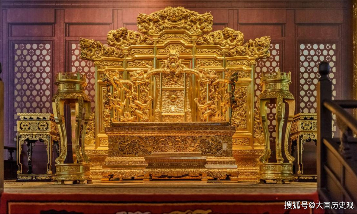  Chiếc ghế rồng dưới đây là một điển hình với những lời đồn về sự kỳ quái của nó. Đó chính là ngai vàng của bậc đế vương nằm trong điện Thái Hòa. Đã từng có 3 nhân vật nổi tiếng chết bởi chiếc ghế này. (Nguồn: DanViet)