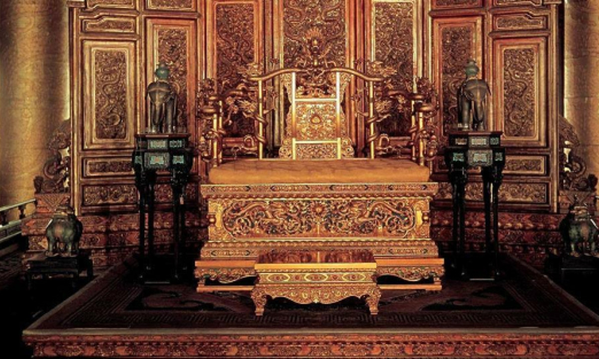 Bí ẩn của ba cái chết trên càng khiến người ta tin vào sự quỷ dị của ghế rồng. Mọi người đều tin rằng ngai vàng là chiếc ghế mà không phải bất cứ người thường nào cũng có thể ngồi. Nó chỉ dành cho những người là chân mệnh Thiên tử cao quý. (Nguồn: Việt Giải trí)