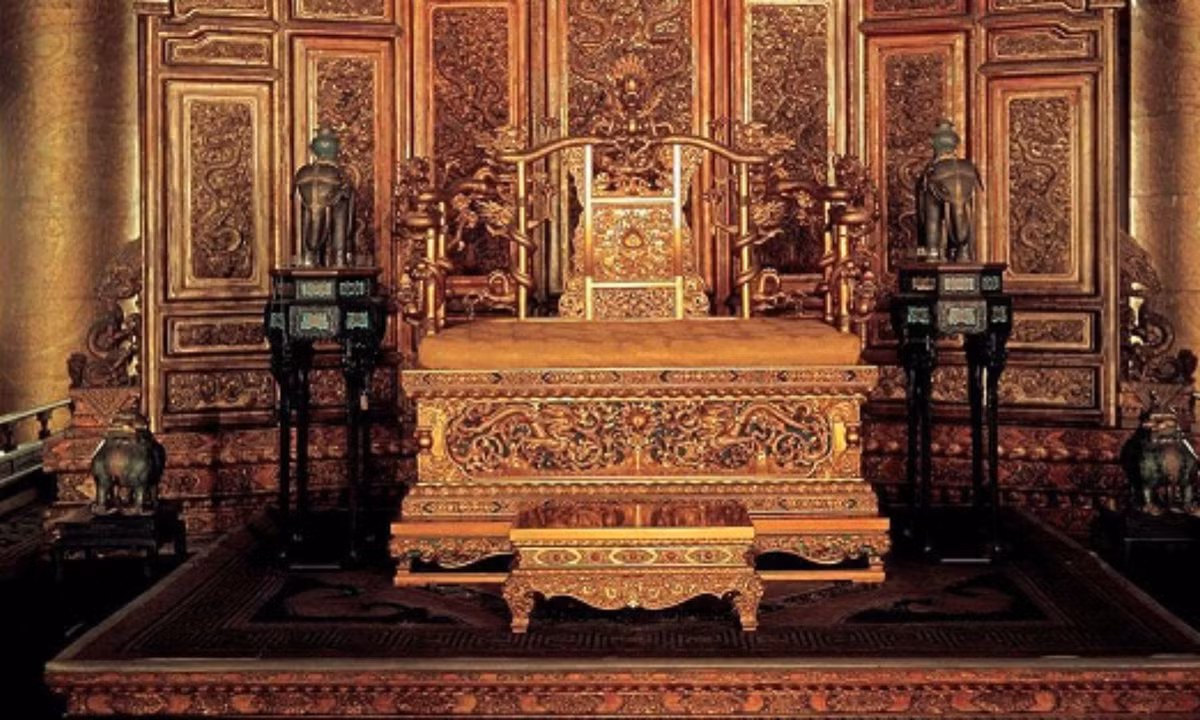 Bí ẩn của ba cái chết trên càng khiến người ta tin vào sự quỷ dị của ghế rồng. Mọi người đều tin rằng ngai vàng là chiếc ghế mà không phải bất cứ người thường nào cũng có thể ngồi. Nó chỉ dành cho những người là chân mệnh Thiên tử cao quý. (Nguồn: Việt Giải trí)