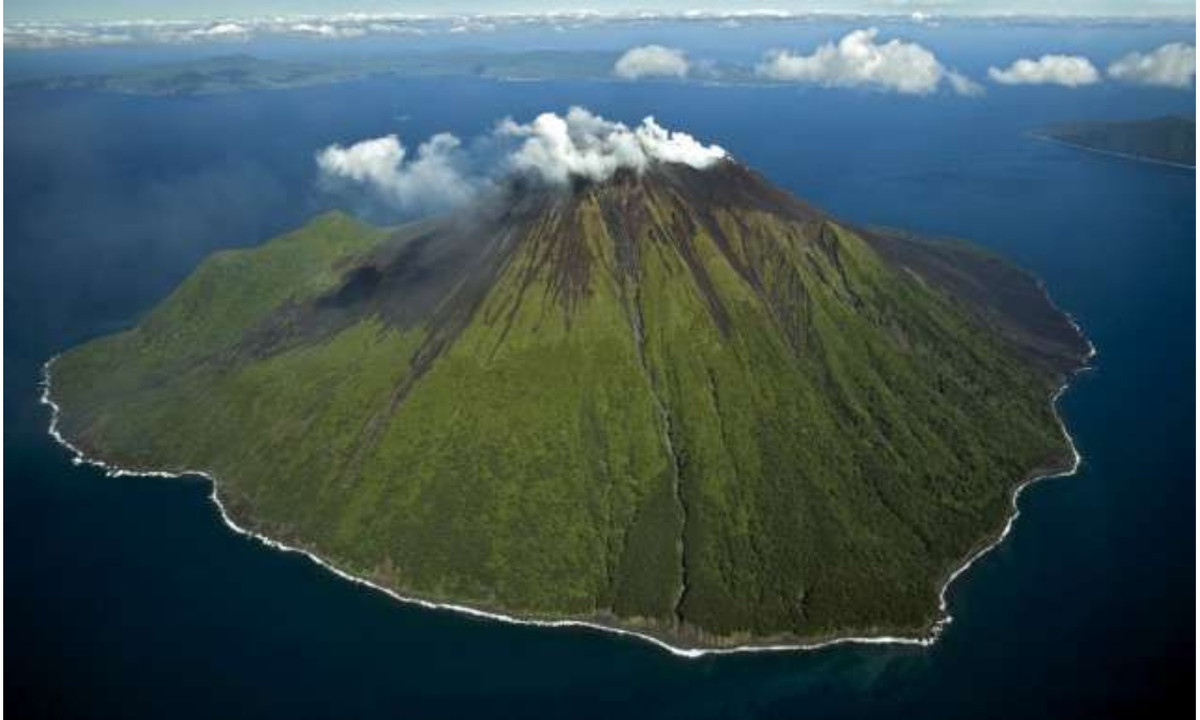 Nó đã phun trào gần 50 lần kể từ năm 1774, và đã chứng tỏ là một người hàng xóm nguy hiểm đối với người dân địa phương. Năm 1894, sáu người thiệt mạng do bom núi lửa và bốn người bị dòng dung nham vượt qua, và năm 1979, lượng mưa axit do núi lửa gây ra đã thiêu rụi một số cư dân. (Nguồn: Pinterest)