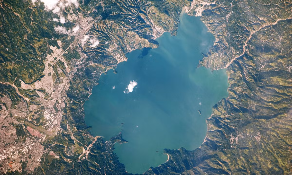 5. Núi lửa Ilopango – năm 450: vụ phun trào đầu tiên được biết đến là một vụ phun trào lớn. Nó bao phủ phần lớn miền trung và miền tây El Salvador bằng đá bọt và tro bụi, đồng thời phá hủy các thành phố thời kỳ đầu của người Maya, buộc người dân phải chạy trốn. (Nguồn: nasa.gov)