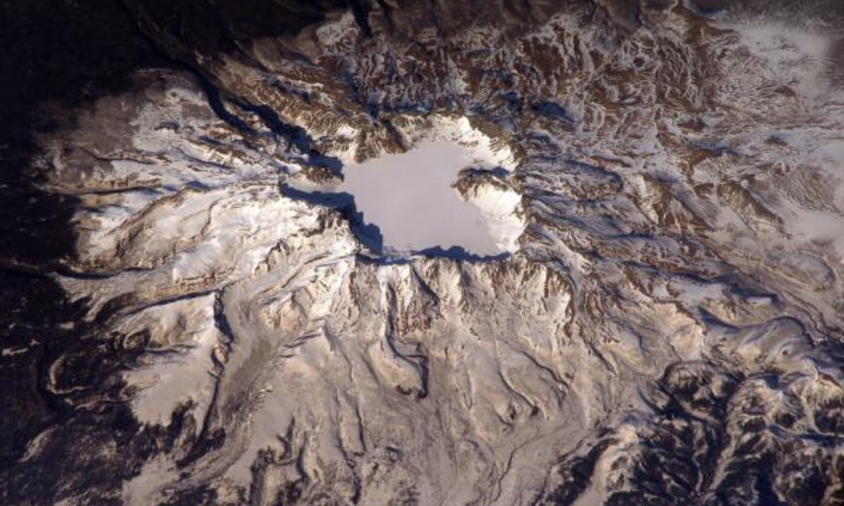 3. Núi lửa Changbaishan – năm 1000: vụ phun trào tạo ra một miệng núi lửa lớn có chiều ngang gần 3 dặm (4,5 km) và sâu gần 1 km ở đỉnh núi. (Nguồn: KhoaHoc.tv)