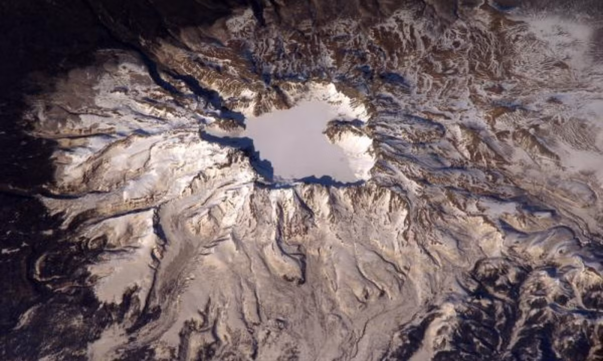 3. Núi lửa Changbaishan – năm 1000: vụ phun trào tạo ra một miệng núi lửa lớn có chiều ngang gần 3 dặm (4,5 km) và sâu gần 1 km ở đỉnh núi. (Nguồn: KhoaHoc.tv)