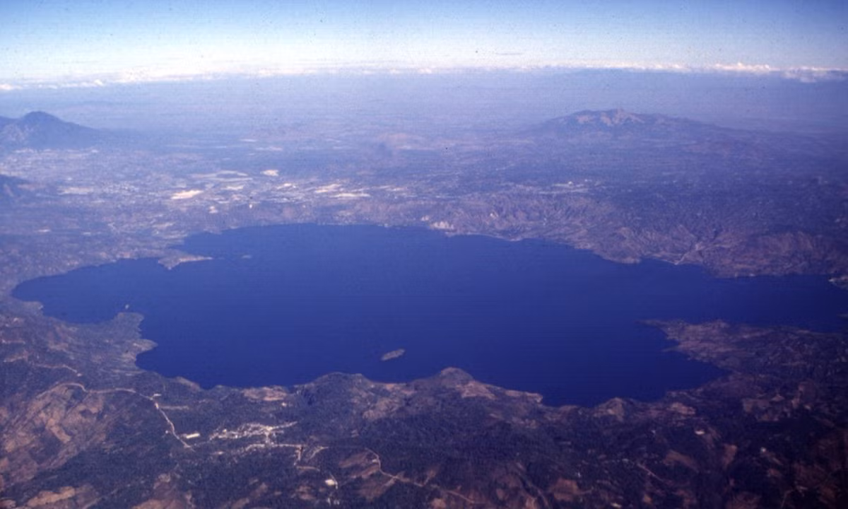 Các tuyến đường thương mại bị gián đoạn, và các trung tâm của nền văn minh Maya chuyển từ các vùng cao nguyên của El Salvador đến các vùng đất thấp ở phía bắc và ở Guatemala. ( Nguồn: volcano.si.edu)