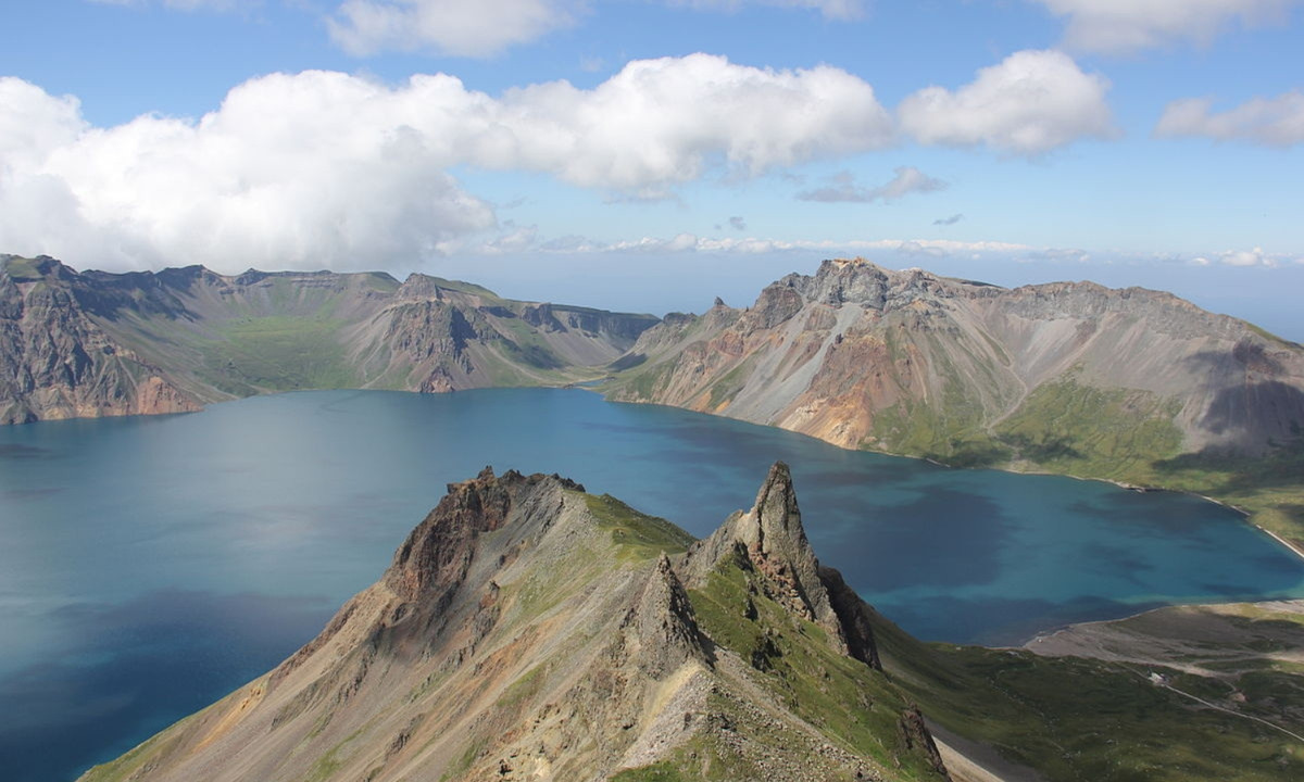 Nằm ở biên giới Trung Quốc và Triều Tiên, ngọn núi phun trào lần cuối vào năm 1702, và các nhà địa chất cho rằng nó không hoạt động. (Nguồn: Wikipedia Tiếng Việt)
