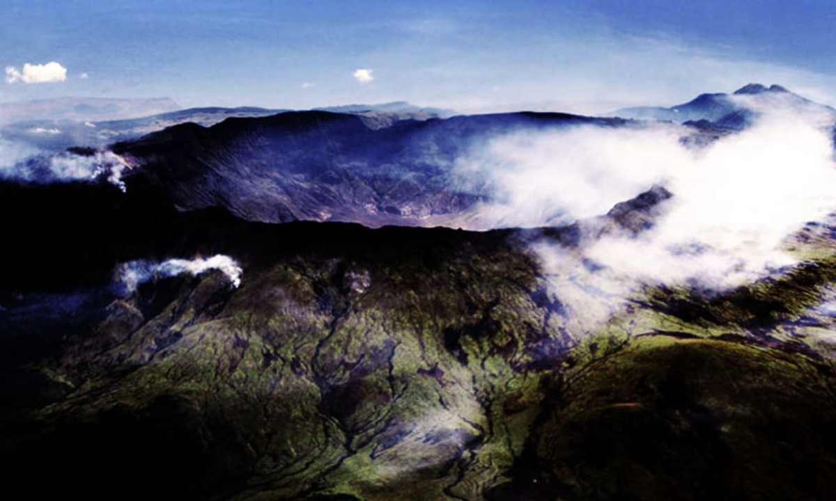 Vụ phun trào đạt đến đỉnh điểm vào tháng 4 năm 1815, khi nó nổ lớn đến mức người ta nghe thấy nó trên đảo Sumatra, cách đó hơn 1.200 dặm (1.930 km). Số người chết do vụ phun trào ước tính lên tới 71.000 người, và những đám mây tro bụi dày đặc phủ xuống nhiều hòn đảo xa xôi. (Nguồn: SRF)