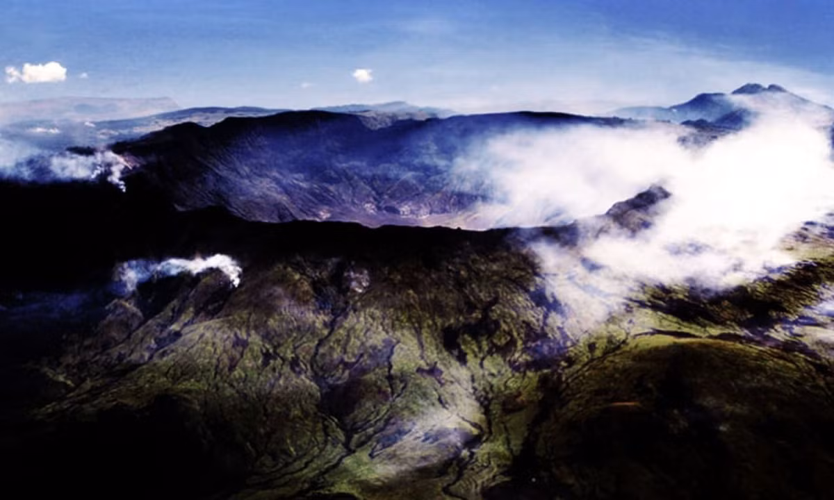 Vụ phun trào đạt đến đỉnh điểm vào tháng 4 năm 1815, khi nó nổ lớn đến mức người ta nghe thấy nó trên đảo Sumatra, cách đó hơn 1.200 dặm (1.930 km). Số người chết do vụ phun trào ước tính lên tới 71.000 người, và những đám mây tro bụi dày đặc phủ xuống nhiều hòn đảo xa xôi. (Nguồn: SRF)