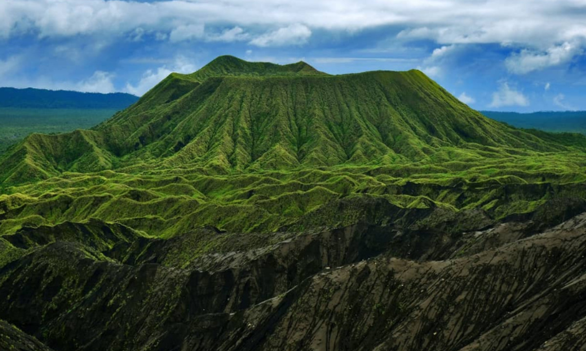 6. Đảo Ambrym – năm 50: hòn đảo núi lửa rộng 257 dặm vuông (665 km vuông), đã chứng kiến một trong những vụ phun trào ấn tượng nhất trong lịch sử, một vụ phun trào tro bụi xuống núi và tạo thành một miệng núi lửa rộng 7,5 dặm (12 km). (Nguồn: Top 10 bí ẩn)