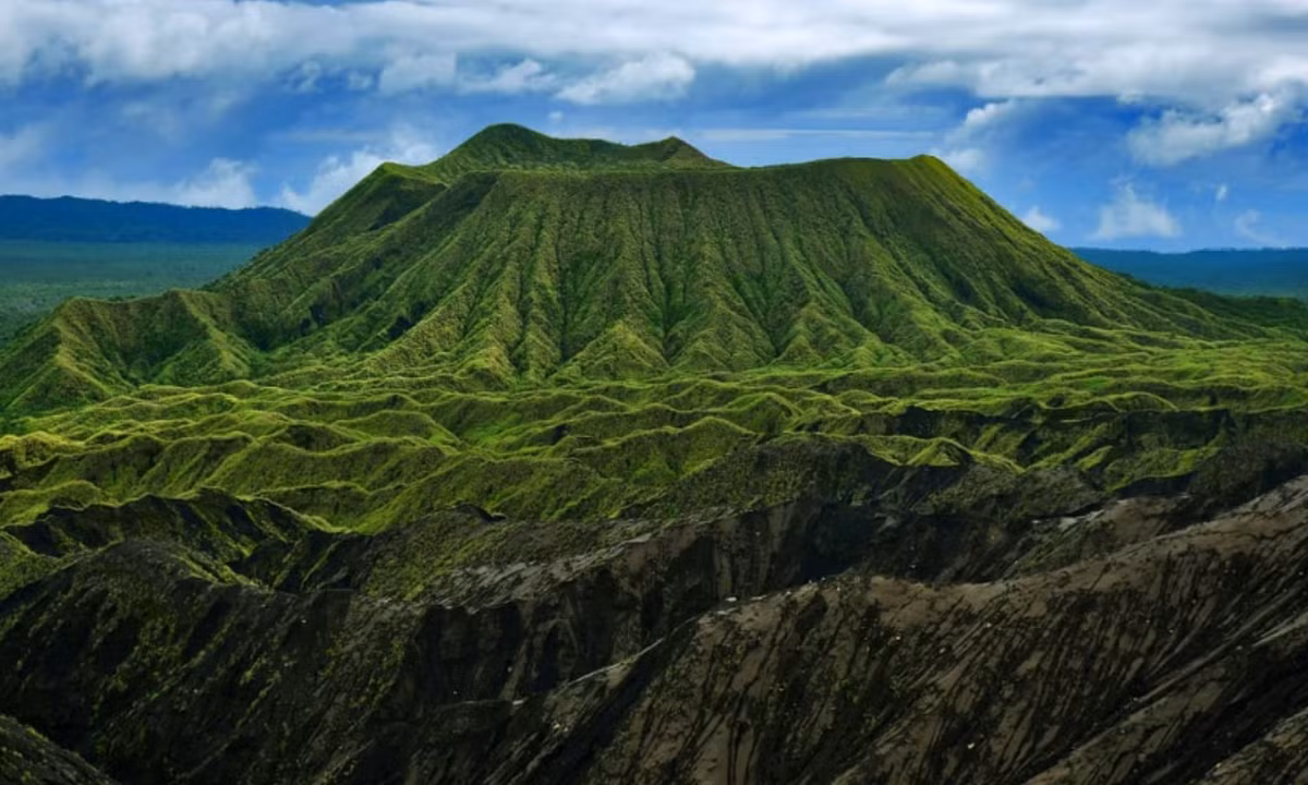 6. Đảo Ambrym – năm 50: hòn đảo núi lửa rộng 257 dặm vuông (665 km vuông), đã chứng kiến một trong những vụ phun trào ấn tượng nhất trong lịch sử, một vụ phun trào tro bụi xuống núi và tạo thành một miệng núi lửa rộng 7,5 dặm (12 km). (Nguồn: Top 10 bí ẩn)