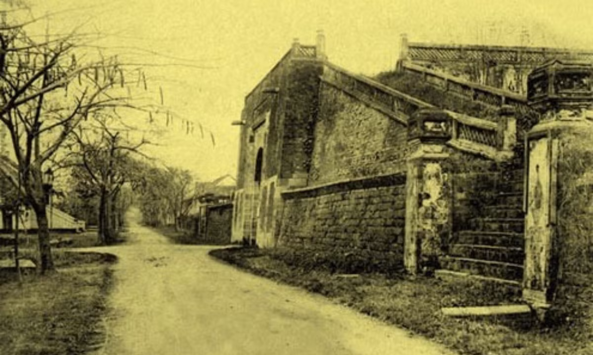 Cửa Đông Hoàng thành.