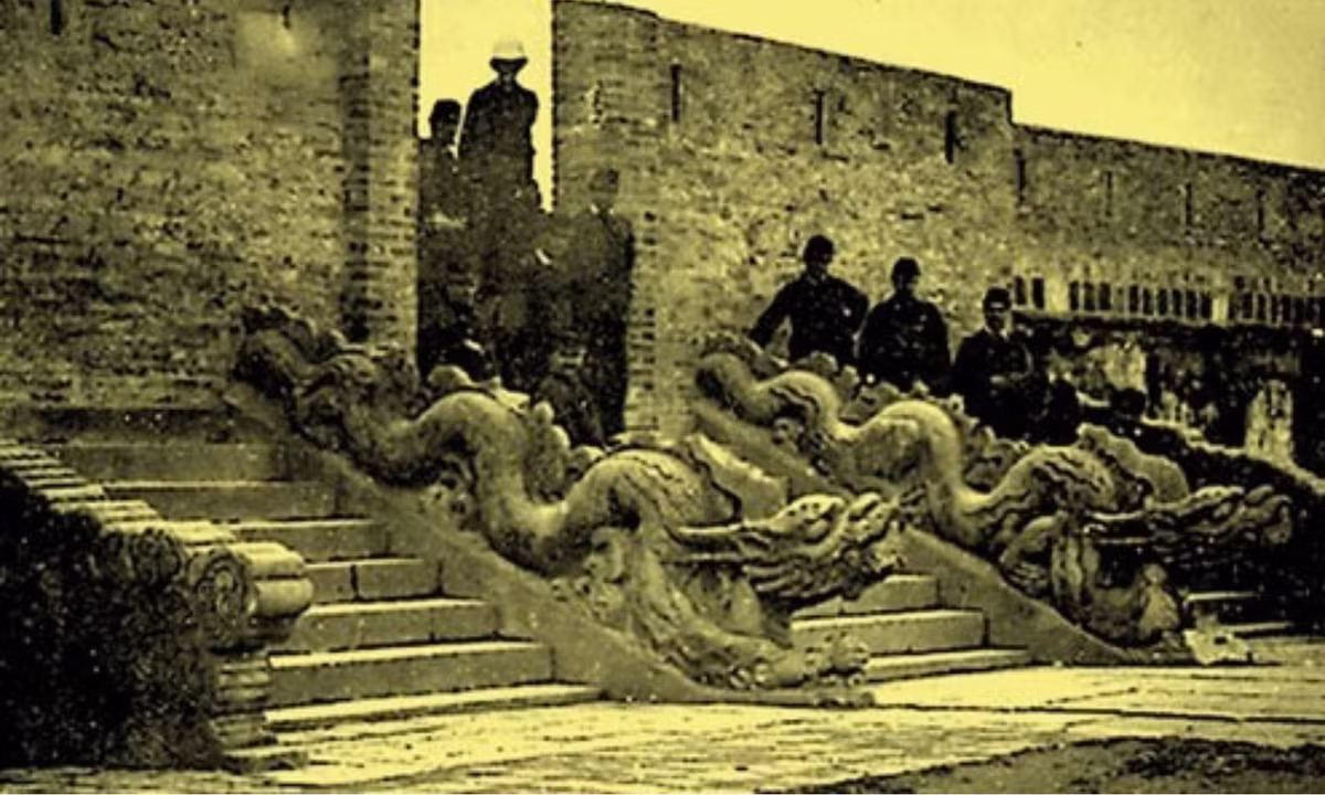 Những hình ảnh về thềm Điện Kính Thiên.