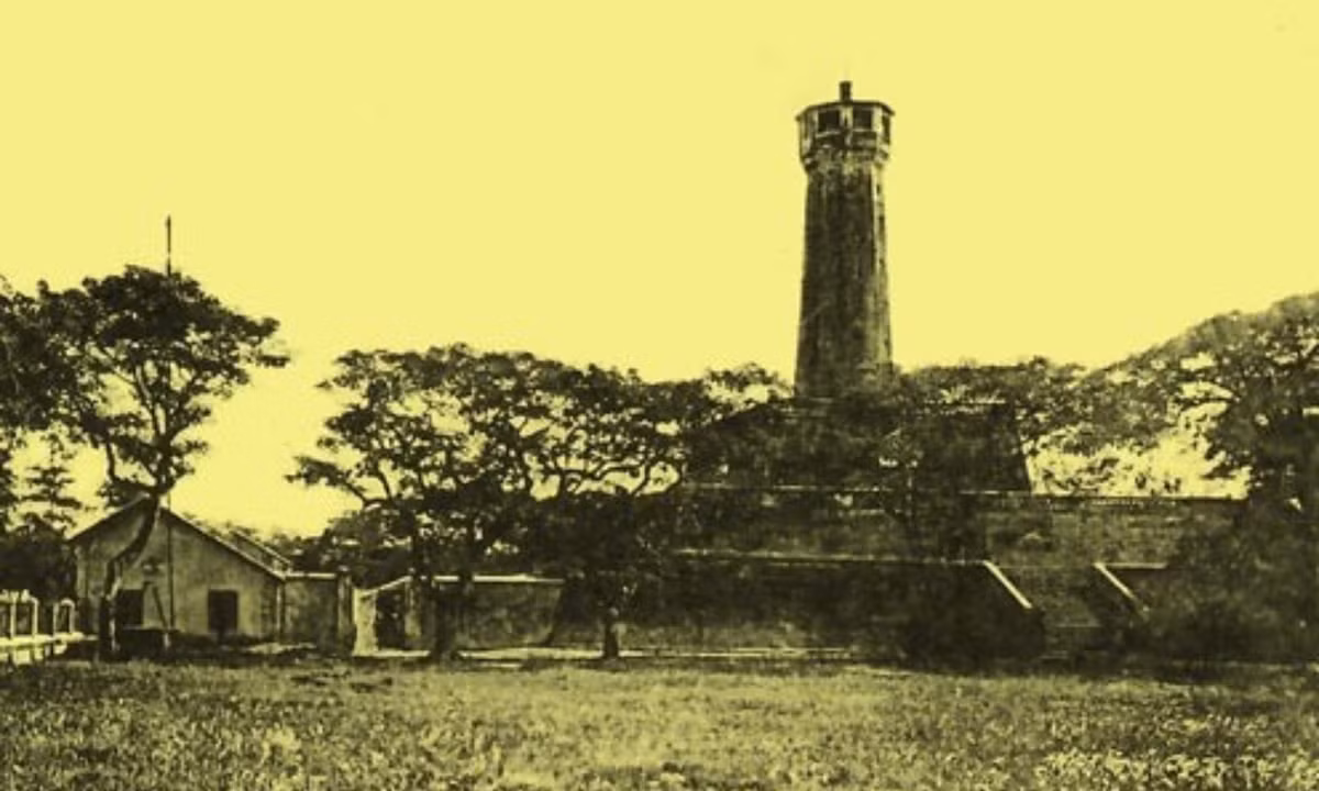 Cột Cờ ở những góc chụp khác nhau.