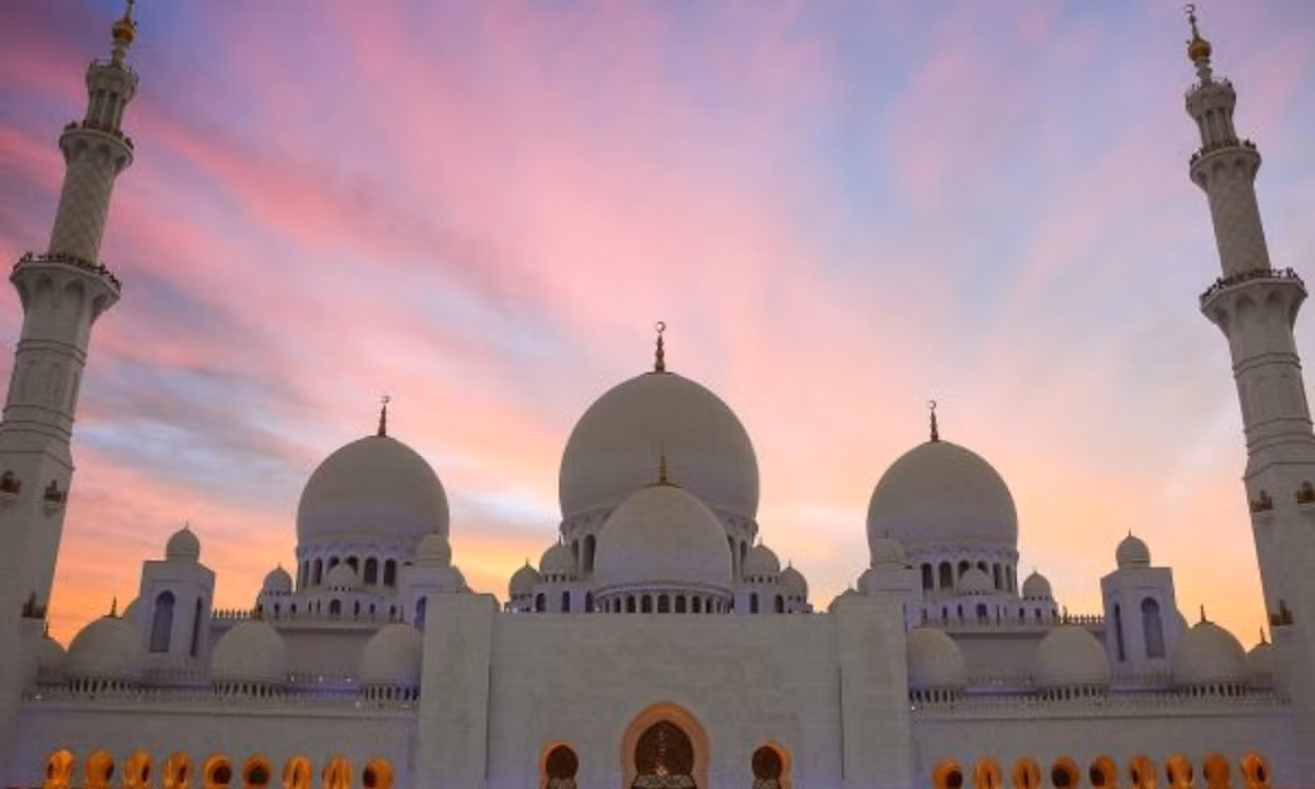 Trùng hợp 6: Đế quốc Đại Đường và Đế quốc Ả rập. Năm 632 Công Nguyên, cha con Lý Uyên, Lý Thế Dân thống nhất đất nước, thành lập Đế quốc Đại Đường; Mohammed tiến công Mecca, tạo nên Đế quốc Ả rập. Hai nước phân biệt hùng cứ phương Đông và phương Tây, hùng mạnh như nhau, phồn vinh như nhau, lãnh thổ quốc gia cũng rộng lớn như nhau.