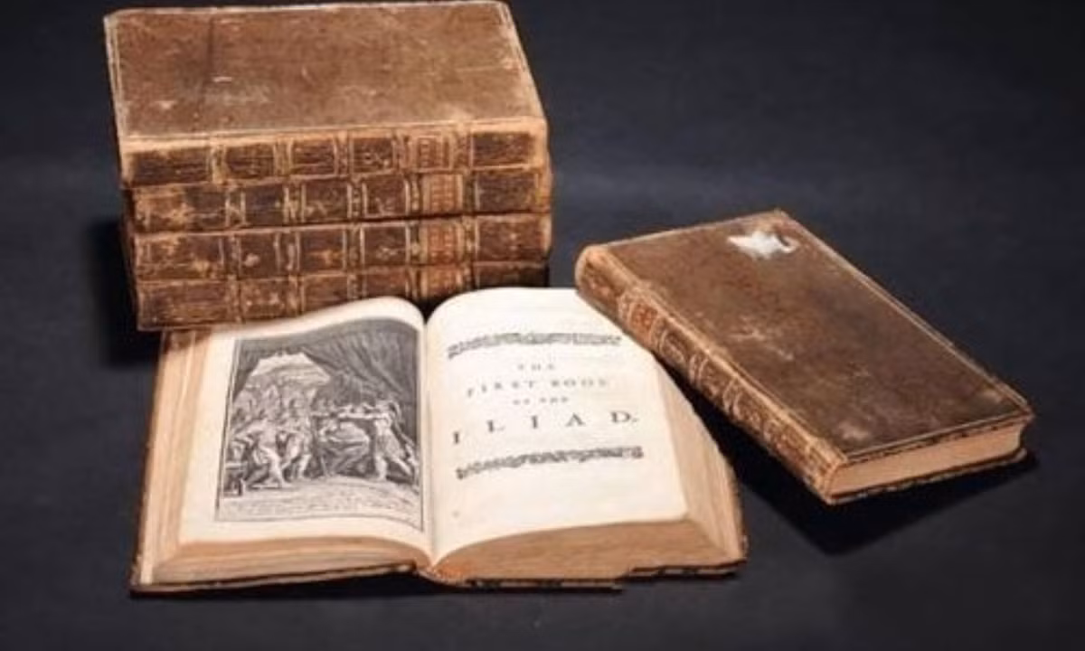 Trùng hợp 10: “Sử thi Homer” và “Kinh Thi”. Lịch sử phương Tây rộng lớn có “Sử thi Homer” xuất hiện vào thế kỷ 9-8 trước Công Nguyên, và tập thơ ca cổ “Kinh Thi” của Trung Quốc cũng sinh ra cùng thời đại đó. Cả hai hình thành sự tương phản Đông – Tây, đều vì thi đàn thế giới phát ra hào quang sáng chói nhất.
