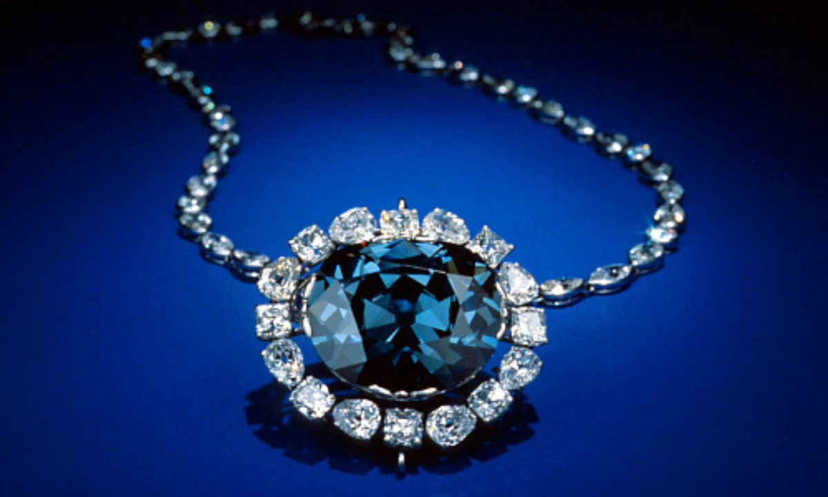 Viên kim cương lại tiếp tục lưu lạc và được mua lại bởi một thương nhân người Hy Lạp có tên là Simon Maoncharides. Lời nguyền từ viên kim cương chết chóc một lần nữa khiến cho chàng trai xấu số thiệt mạng khi đang lái xe trên một vách đá. Ngay sau đó, vợ và con của anh ta cũng tự sát để đi theo Simon. (Nguồn: VnExpress)