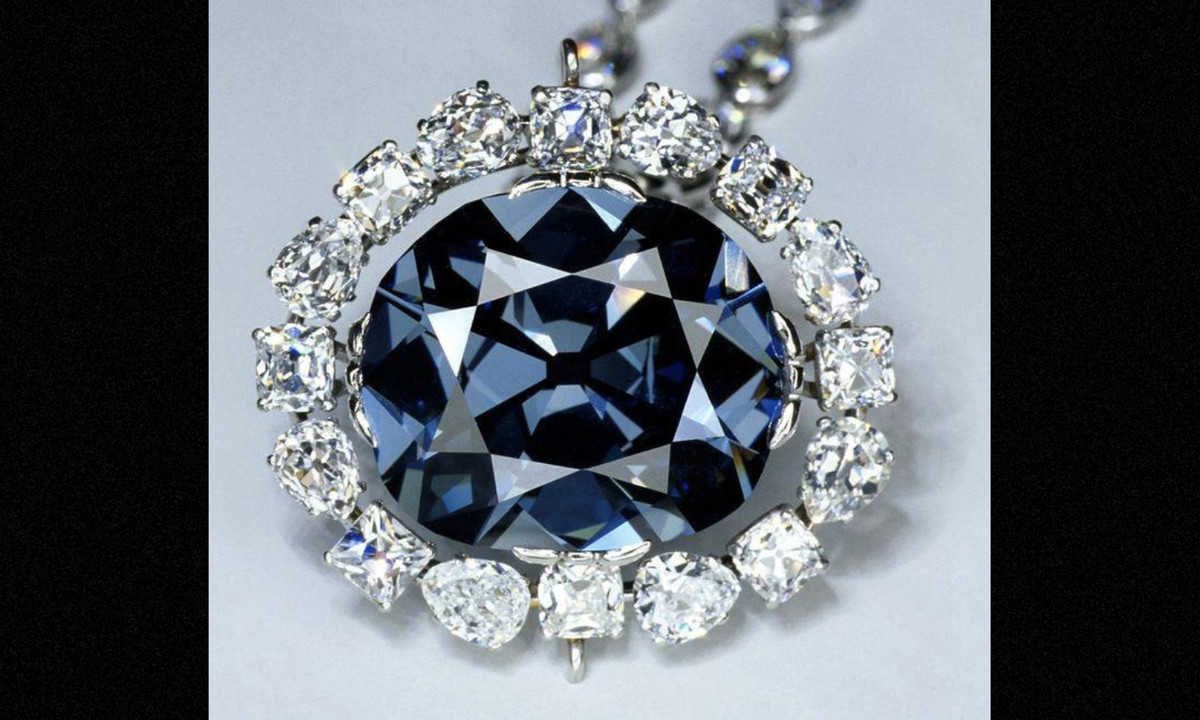 Sau khi phát hiện ra viên kim cương bị mất tích, các linh mục đã đặt ra một lời nguyền dành cho bất kỳ ai sở hữu viên kim cương đó trong tay, kể cả những người mua lại viên kim cương này sau đó. (Nguồn: aFamily)