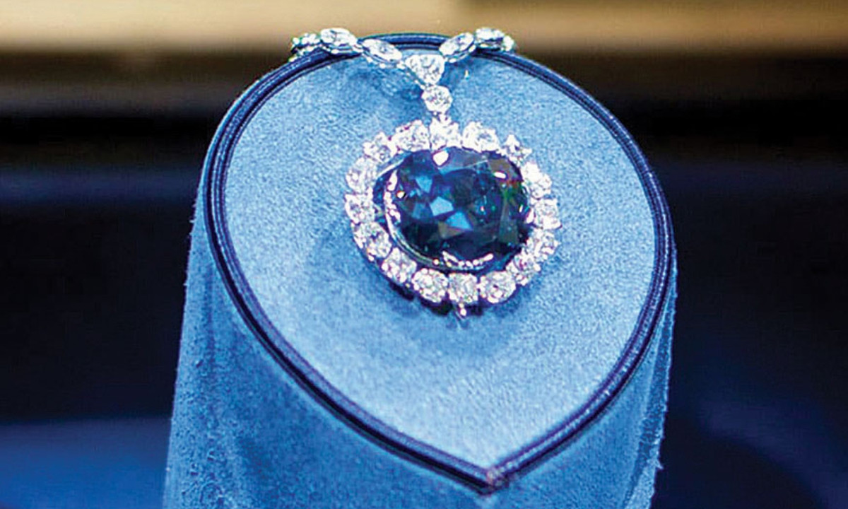 Câu chuyện về lời nguyền của viên kim cương Hope bắt đầu khi một thương gia có tên là Jean-Baptiste Tavernier lấy trộm viên kim cương màu xanh caribbean 115 carat từ mắt của một bức tượng Hindu. (Nguồn: bazaarvietnam.vn)