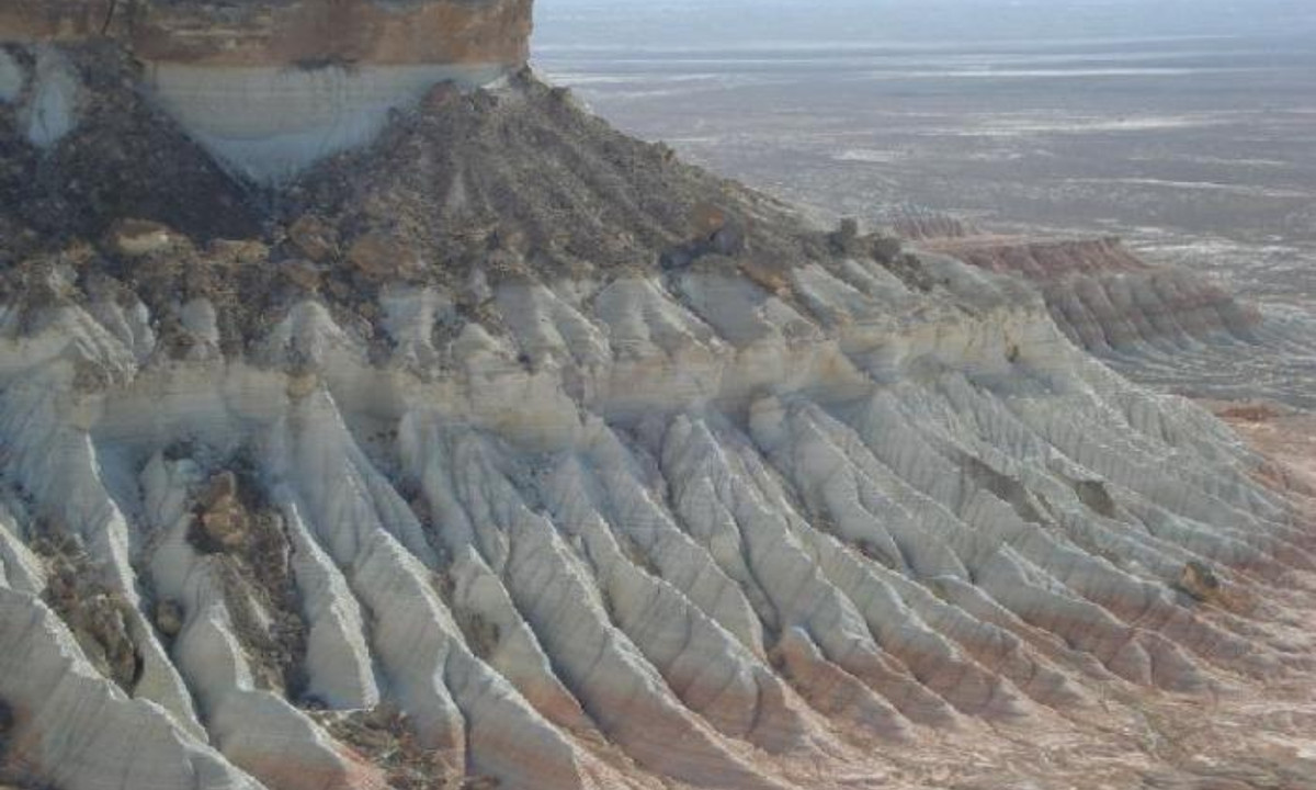 Nguyên nhân của những cái chết bí ẩn này đến nay vẫn còn là một ẩn đố. Theo truyền thuyết, vào thế kỷ 13, người dân trên hòn đảo này buộc phải rời đi để tránh sự tàn sát của quân Mông Cổ. Sau một thời gian ngắn, họ quay trở lại hòn đảo, nhưng tất cả điều phải ngạc nhiên vì quang cảnh thay đổi đến lạ thường. (Nguồn: Wikimapia) 