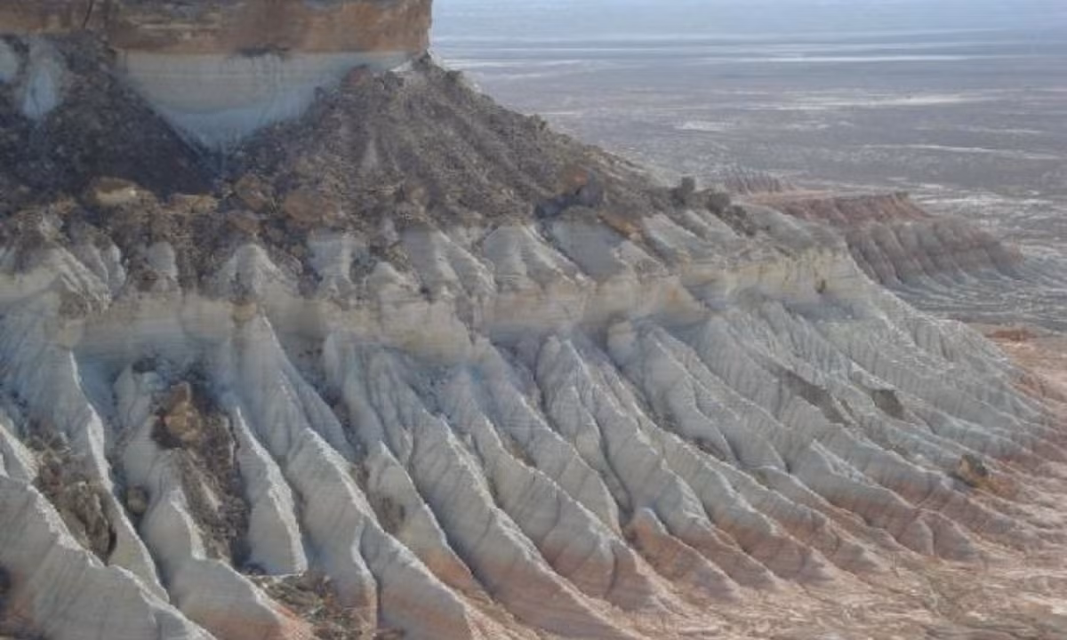 Nguyên nhân của những cái chết bí ẩn này đến nay vẫn còn là một ẩn đố. Theo truyền thuyết, vào thế kỷ 13, người dân trên hòn đảo này buộc phải rời đi để tránh sự tàn sát của quân Mông Cổ. Sau một thời gian ngắn, họ quay trở lại hòn đảo, nhưng tất cả điều phải ngạc nhiên vì quang cảnh thay đổi đến lạ thường. (Nguồn: Wikimapia) 