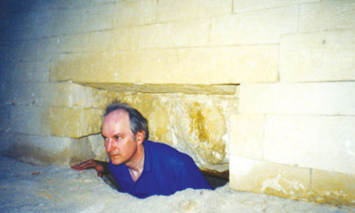 Charles Thompson đã đi thám hiểm bên dưới tượng nhân sư vào năm 1733 có nói đến nhưng lối đi và một cái hố đằng sau tượng Nhân sư. (Nguồn: tamthuc.com)