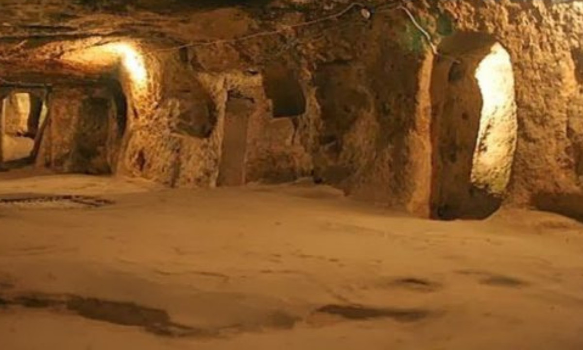 Năm 2008, một nhóm các nhà nghiên cứu từ Bỉ và Ai Cập đã khám phá ra một mê cung dưới lòng đất bao gồm hơn 3000 căn phòng chứa đầy chữ tượng hình và các bức vẽ đáng kinh ngạc; khu phức hợp bí ẩn dưới lòng đất nằm ở Hawara, cách Cairo chưa đầy 100 km và không xa Kim tự tháp Amenemhat III. (Nguồn: biavn.com)