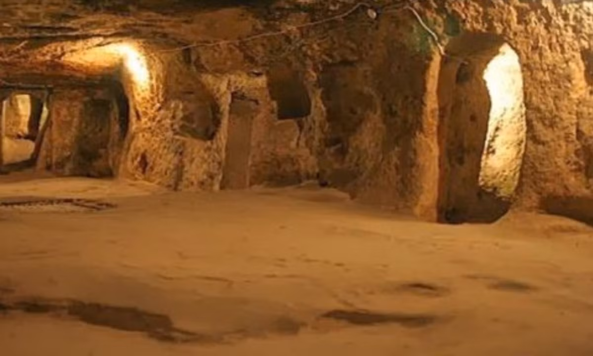 Năm 2008, một nhóm các nhà nghiên cứu từ Bỉ và Ai Cập đã khám phá ra một mê cung dưới lòng đất bao gồm hơn 3000 căn phòng chứa đầy chữ tượng hình và các bức vẽ đáng kinh ngạc; khu phức hợp bí ẩn dưới lòng đất nằm ở Hawara, cách Cairo chưa đầy 100 km và không xa Kim tự tháp Amenemhat III. (Nguồn: biavn.com)