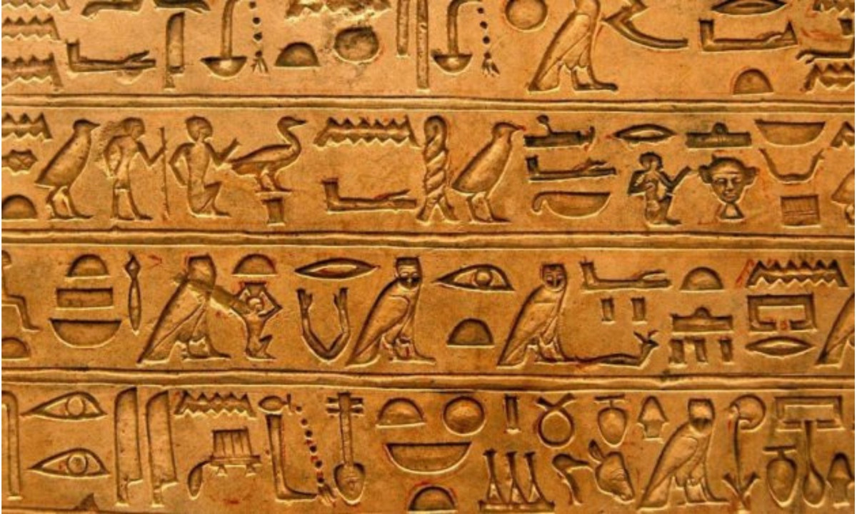 Hệ thống chữ viết của người Ai Cập cổ đại được gọi là chữ tượng hình. Mỗi biểu tượng đại diện cho một âm, một từ hoặc một hành động. Người dân cho rằng chữ viết là món quà của thần Thoth, vị thần trí tuệ. Chỉ các tu sĩ và thư lại mới được học cách sử dụng loại ngôn ngữ này. (Nguồn: Egypt Today)