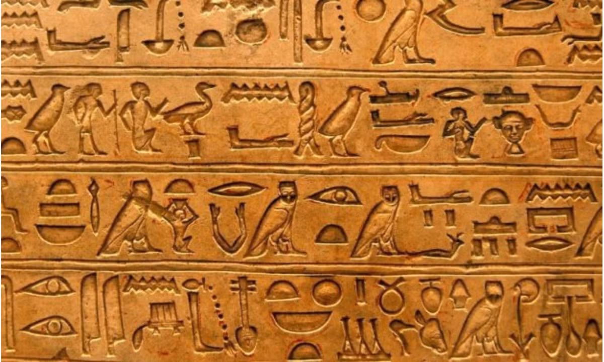 Hệ thống chữ viết của người Ai Cập cổ đại được gọi là chữ tượng hình. Mỗi biểu tượng đại diện cho một âm, một từ hoặc một hành động. Người dân cho rằng chữ viết là món quà của thần Thoth, vị thần trí tuệ. Chỉ các tu sĩ và thư lại mới được học cách sử dụng loại ngôn ngữ này. (Nguồn: Egypt Today)